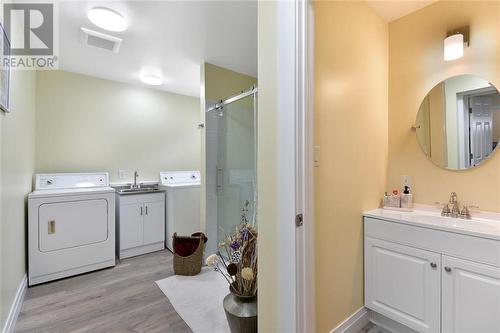 205 Lake Street, Front Of Yonge, ON - Indoor Photo Showing Laundry Room