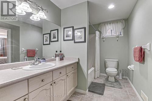 690 Longworth Road, London, ON - Indoor Photo Showing Bathroom