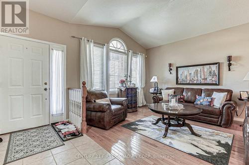 690 Longworth Road, London, ON - Indoor Photo Showing Living Room