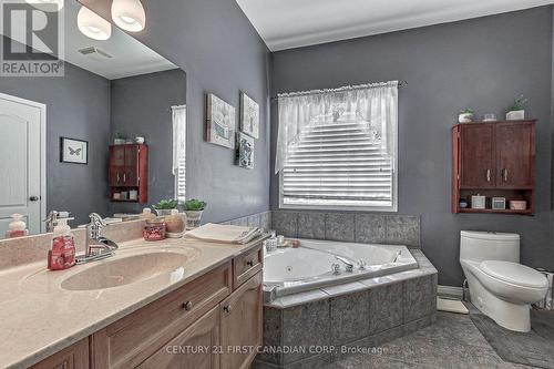 690 Longworth Road, London, ON - Indoor Photo Showing Bathroom