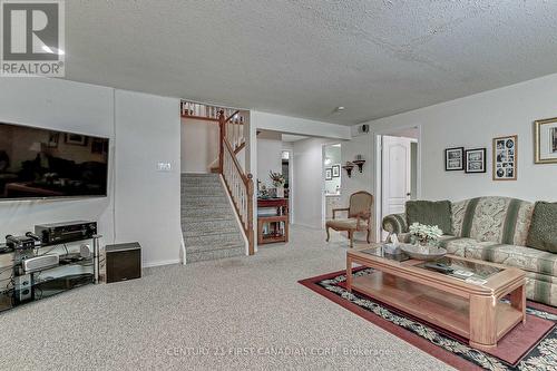 690 Longworth Road, London, ON - Indoor Photo Showing Living Room