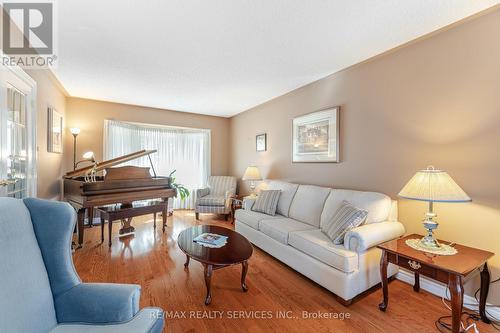 31 Newbury Crescent, Brampton, ON - Indoor Photo Showing Living Room