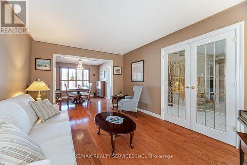 31 Newbury Crescent, Brampton, ON - Indoor Photo Showing Living Room