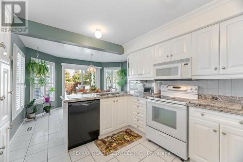 31 Newbury Crescent, Brampton, ON - Indoor Photo Showing Kitchen