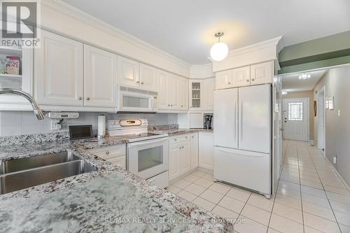 31 Newbury Crescent, Brampton, ON - Indoor Photo Showing Kitchen With Double Sink