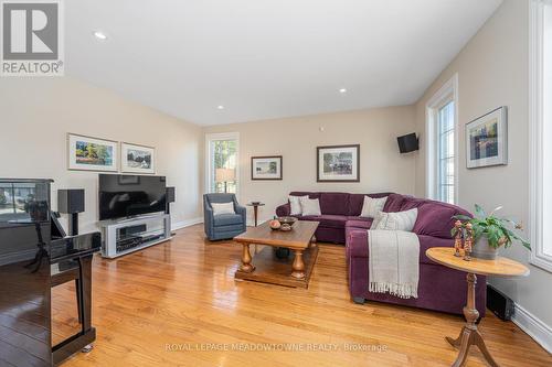 8 Erin Street, Halton Hills, ON - Indoor Photo Showing Living Room