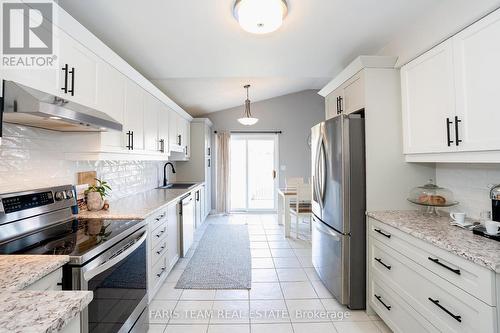 1112 Kell Street, Innisfil, ON - Indoor Photo Showing Kitchen With Upgraded Kitchen