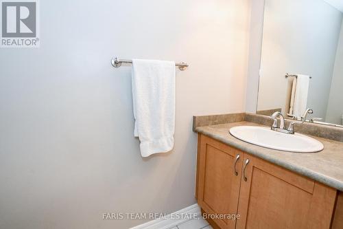 1112 Kell Street, Innisfil, ON - Indoor Photo Showing Bathroom