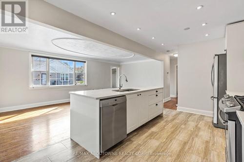 136 Brantdale Avenue, Hamilton, ON - Indoor Photo Showing Kitchen