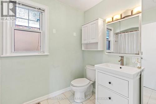 136 Brantdale Avenue, Hamilton, ON - Indoor Photo Showing Bathroom