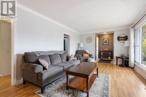 484 Bridge Street E, Belleville, ON - Indoor Photo Showing Living Room