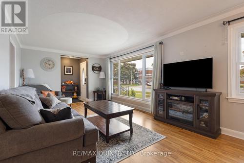 484 Bridge Street E, Belleville, ON - Indoor Photo Showing Living Room