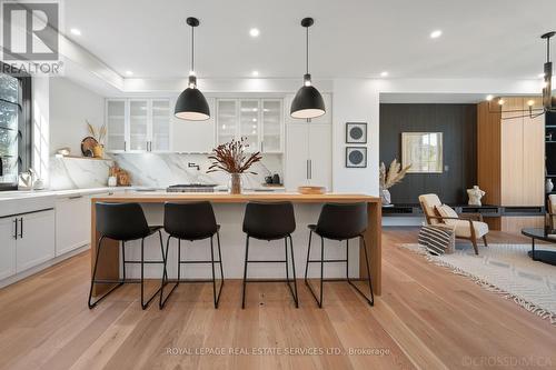 480 Scarsdale Crescent, Oakville, ON - Indoor Photo Showing Kitchen With Upgraded Kitchen