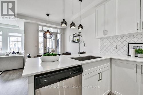 16 Backwater Trail, Brampton, ON - Indoor Photo Showing Kitchen With Upgraded Kitchen