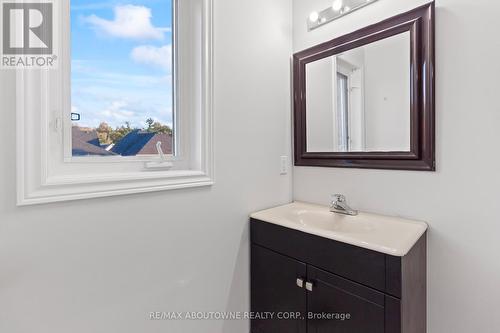 1122 Hickory Hollow Glen, Mississauga, ON - Indoor Photo Showing Bathroom