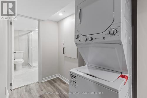 1122 Hickory Hollow Glen, Mississauga, ON - Indoor Photo Showing Laundry Room