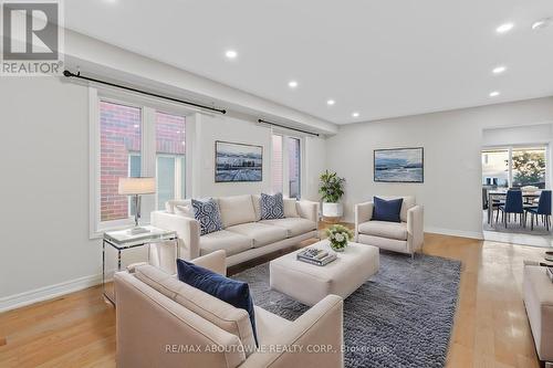 1122 Hickory Hollow Glen, Mississauga, ON - Indoor Photo Showing Living Room