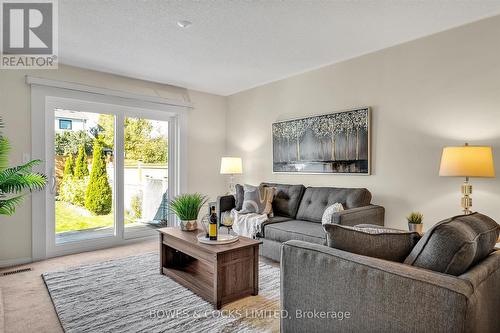 1409 Lillico Crescent, Peterborough (Monaghan), ON - Indoor Photo Showing Living Room