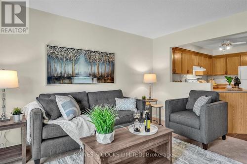 1409 Lillico Crescent, Peterborough (Monaghan), ON - Indoor Photo Showing Living Room