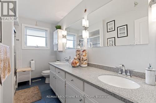 2254 Yates Court, Oakville, ON - Indoor Photo Showing Bathroom