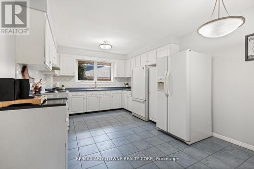 2254 Yates Court, Oakville, ON - Indoor Photo Showing Kitchen