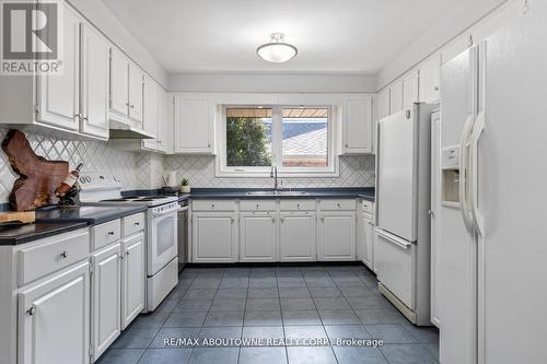 2254 Yates Court, Oakville, ON - Indoor Photo Showing Kitchen