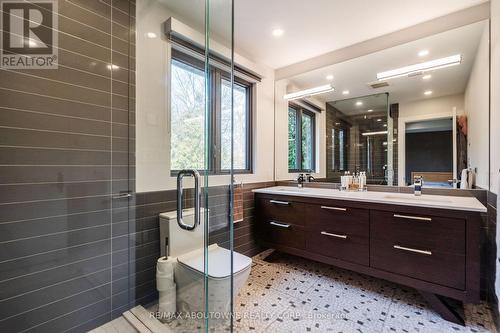 561 Rebecca Street, Oakville, ON - Indoor Photo Showing Bathroom