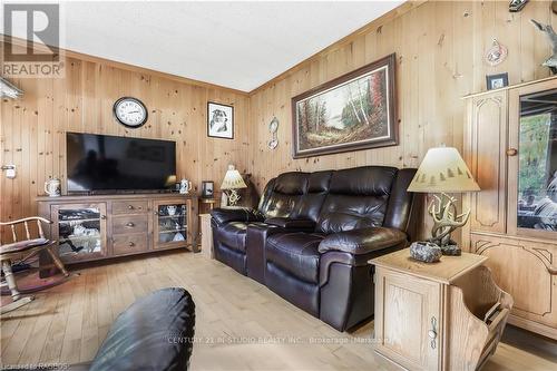 582815 Sideroad 9B, Chatsworth, ON - Indoor Photo Showing Living Room