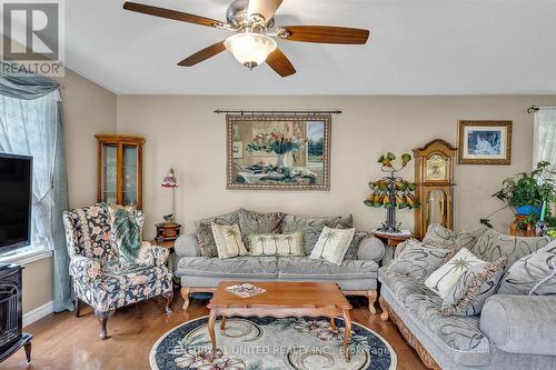 16 Helen Crescent, Kawartha Lakes, ON - Indoor Photo Showing Living Room