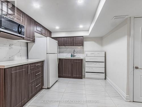 392 Wilson Drive W, Milton, ON - Indoor Photo Showing Kitchen