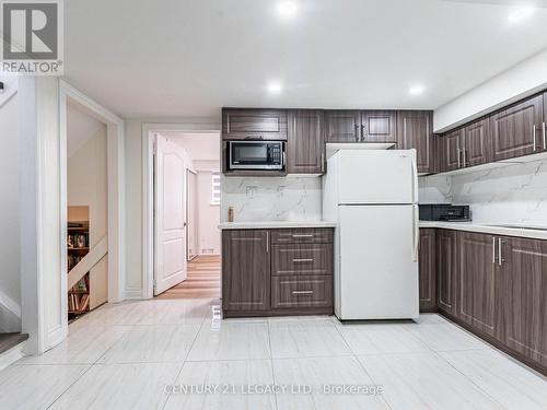 392 Wilson Drive W, Milton, ON - Indoor Photo Showing Kitchen