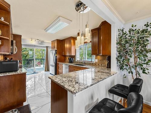 829 Dunrobin Drive, Kamloops, BC - Indoor Photo Showing Kitchen With Upgraded Kitchen