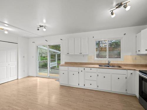 2173 Glenwood Drive, Kamloops, BC - Indoor Photo Showing Kitchen With Double Sink