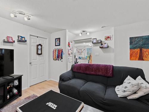 2173 Glenwood Drive, Kamloops, BC - Indoor Photo Showing Living Room