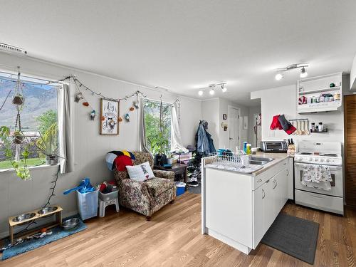 2173 Glenwood Drive, Kamloops, BC - Indoor Photo Showing Kitchen