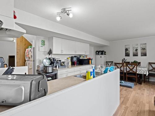 2173 Glenwood Drive, Kamloops, BC - Indoor Photo Showing Kitchen