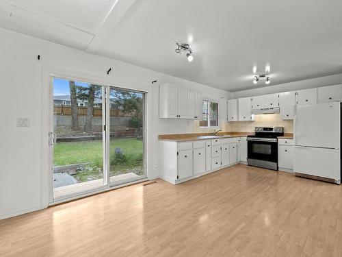 2173 Glenwood Drive, Kamloops, BC - Indoor Photo Showing Kitchen