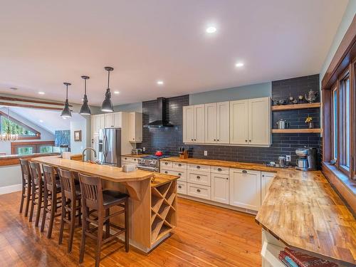 1844 Paul Lake Road, Kamloops, BC - Indoor Photo Showing Kitchen With Upgraded Kitchen