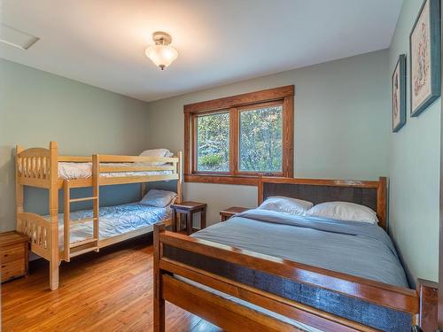 1844 Paul Lake Road, Kamloops, BC - Indoor Photo Showing Bedroom