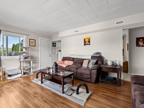 372/374 Mcgowan Ave, Kamloops, BC - Indoor Photo Showing Living Room