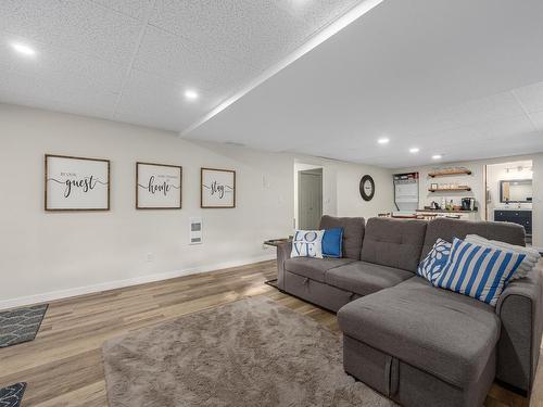 105 Puett Ranch Road, Kamloops, BC - Indoor Photo Showing Living Room