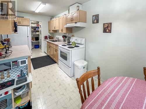 2401 12Th  N Street Unit# 6, Cranbrook, BC - Indoor Photo Showing Kitchen With Double Sink