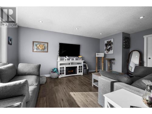 453 Robin Drive, Barriere, BC - Indoor Photo Showing Living Room