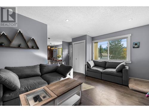 453 Robin Drive, Barriere, BC - Indoor Photo Showing Living Room