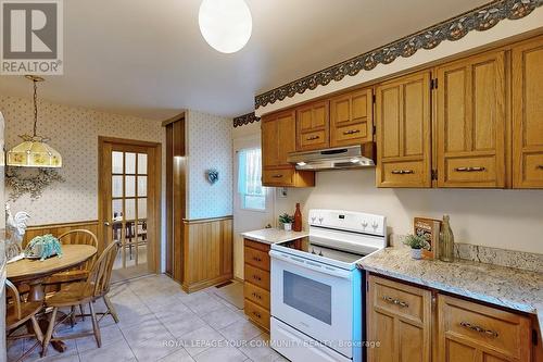 4 Melbourne Place, Brampton, ON - Indoor Photo Showing Kitchen