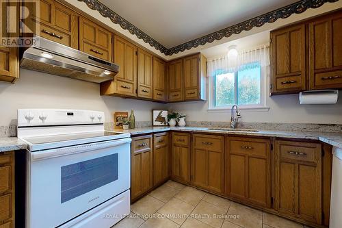 4 Melbourne Place, Brampton, ON - Indoor Photo Showing Kitchen