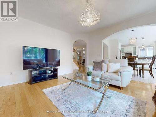 118 Ina Lane, Whitchurch-Stouffville, ON - Indoor Photo Showing Living Room