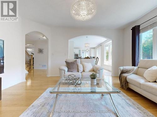 118 Ina Lane, Whitchurch-Stouffville, ON - Indoor Photo Showing Living Room