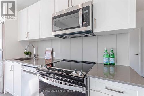 521 - 681 Yonge Street, Barrie, ON - Indoor Photo Showing Kitchen With Upgraded Kitchen