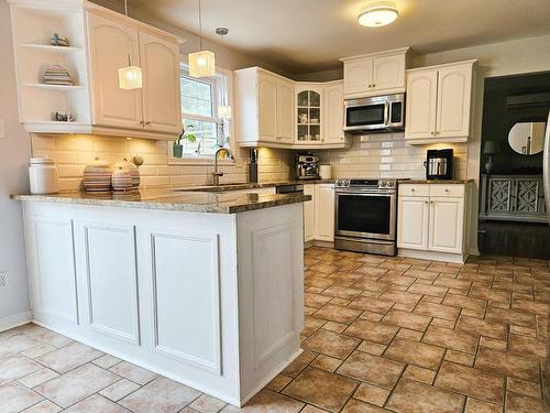 Cuisine - 1582 Rue Des Marguerites, Saint-Lazare, QC - Indoor Photo Showing Kitchen